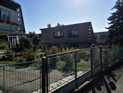 pred domom Radima Dvořáka 2