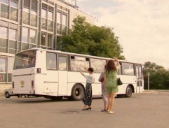 parkovisko pred televíziou