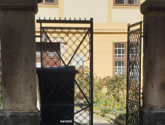 Před ústavem v Hradci