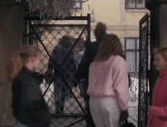 Před ústavem v Hradci