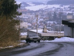 Silnice s městem v pozadí