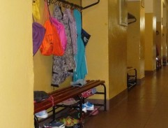 lavička na školskej  chodbe