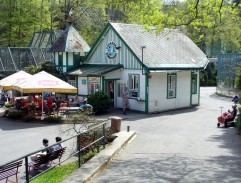 Před hlavním vchodem