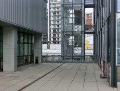 pred obchodom s arafonmy