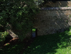 bránka v hradbách kráľovského paláca