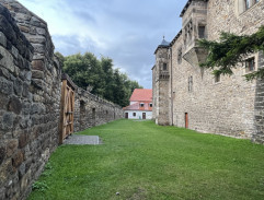 nádvorie hradu pani Müllerovej