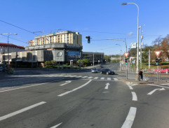 Táta dobíhá tramvaj