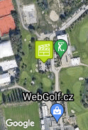 Před golfovým klubem